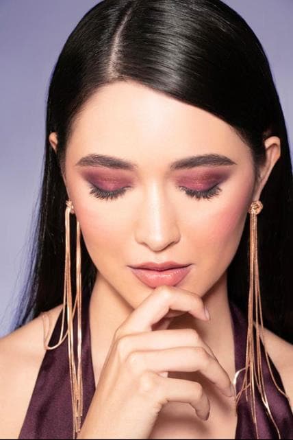 ظلال برقوقية وأقراط ذهبية. مكياج وشعر من شيتال موكهيدا